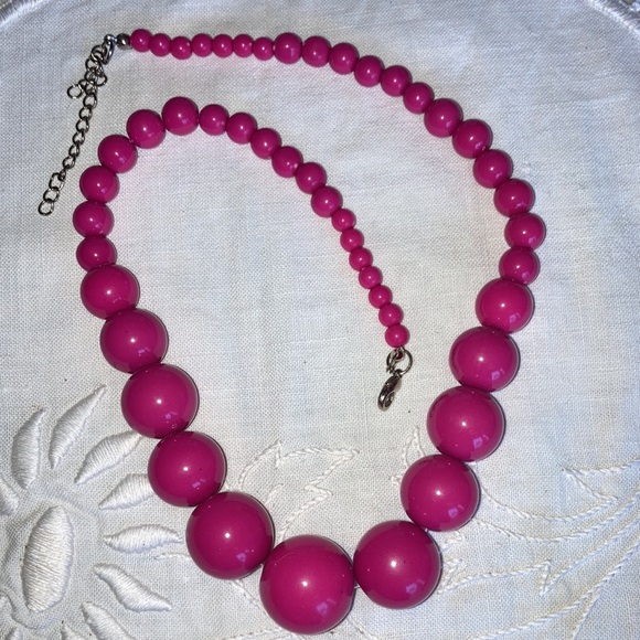 VINTAGE hot pink graduated sizes beads, 18”+2” chain, lobster close $30 - Picture 4 of 6